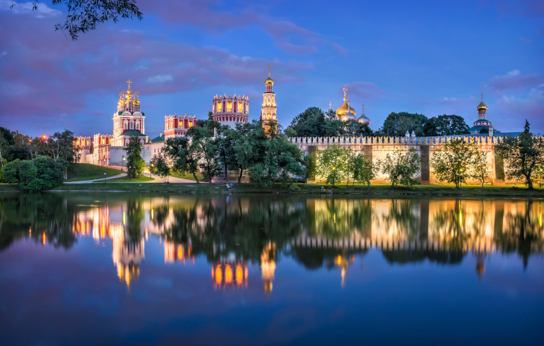 Ночная панорама архитектурного ансамбля Новодевичьего монастыря и Новодевичьих прудов Ночная панорама архитектурного ансамбля Новодевичьего монастыря и Новодевичьих прудов